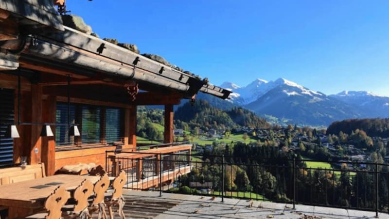 Brauns Chalet: Traumblick auf die Tiroler Alpen von der Terrasse, luxuriöses Innenleben mit Pool im Keller und edelsten Tropfen aus Frankreich. (Bild: zVg)