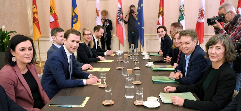 Auf dem Weg zur türkis-grünen Regierung 2019: Birgit Hebein (ganz rechts) verhandelte mit. (Bild: APA/ROLAND SCHLAGER)