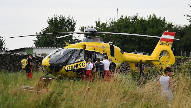Christophorus 9 landete in einer Wiese unmittelbar am Notfallort. (Bild: P. Huber)