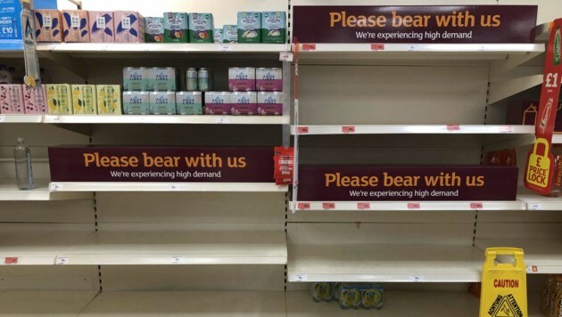 Wegen des Personalmangels haben britische Supermärkte seit mehreren Monaten auch immer wieder Probleme damit, ihre leeren Regale wieder aufzufüllen. (Bild: Matthew Cooper/PA via AP)