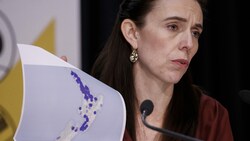 Premierministerin Jacinda Ardern verkündete am Montag bei einer Pressekonferenz in Wellington, dass der Lockdown zumindest bis Samstag verlängert wird. (Bild: Associated Press)