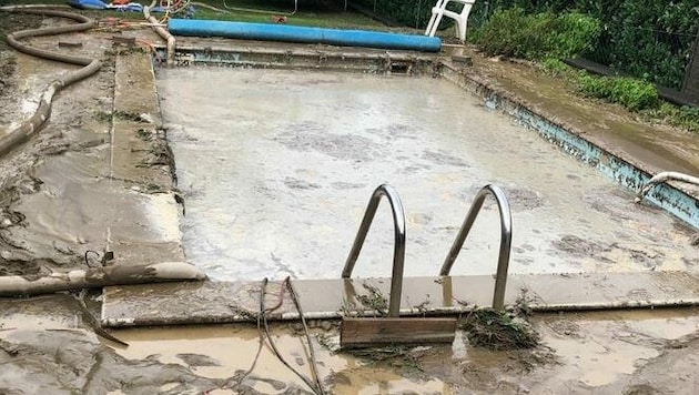 Ein Pool in Pöttsching fiel dem Unwetter am Sonntag zum Opfer. (Bild: Freiwillige Feuerwehr Pöttsching)