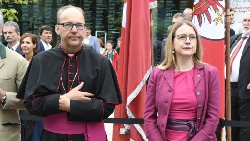 Bischof Hermann Glettler und Wirtschaftsministerin Schramböck. (Bild: Andreas Fischer)