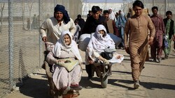 Zu Tausenden versuchen die Menschen, aus Afghanistan zu gelangen, um den Taliban zu entkommen. Meist geht es für sie in eines der Nachbarländer. (Bild: AFP/Aurelia BAILLY)