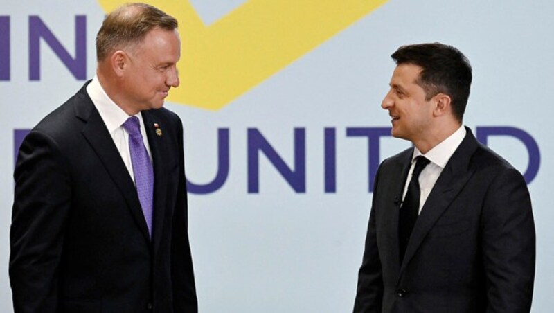 Der ukrainische Präsident Wolodymyr Selenskyj im Gespräch mit seinem polnischen Amtskollegen Andrzej Duda (Bild: APA/AFP/UKRAINIAN PRESIDENTIAL PRESS SERVICE)