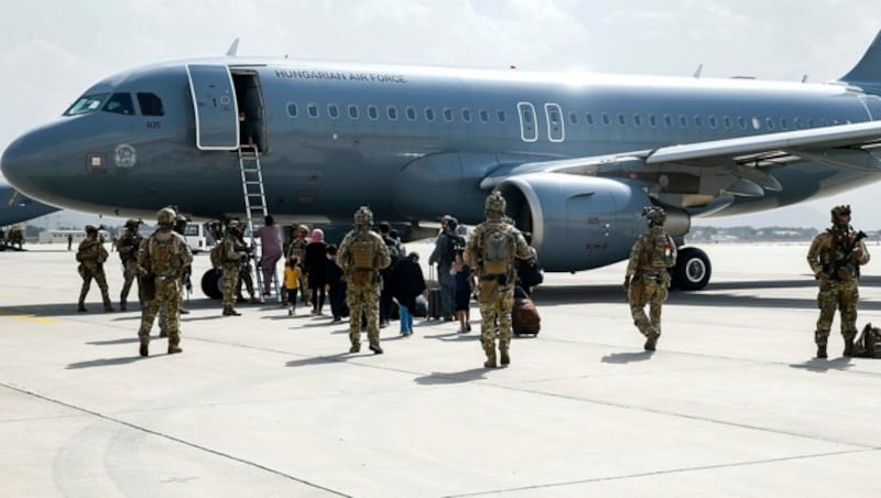 An Bord eines solchen Transportflugzeugs der ungarischen Luftwaffe saßen auch die Österreicher. (Bild: AP)