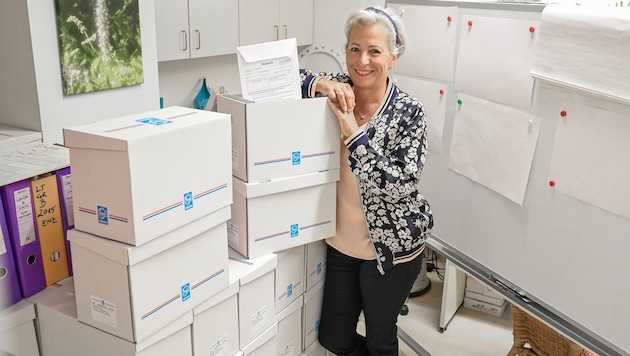 Sabine Enzenebner ist für die Wahl in Linz verantwortlich. In ihrem Büro stapeln sich die Kartons mit Wahlkarten. (Bild: Alexander Schwarzl)