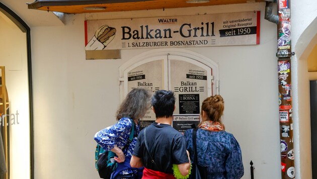Ungläubiges Staunen bei diesen drei Damen: Der Balkan-Grill bleibt zweimal die Woche zu. (Bild: Tschepp Markus)