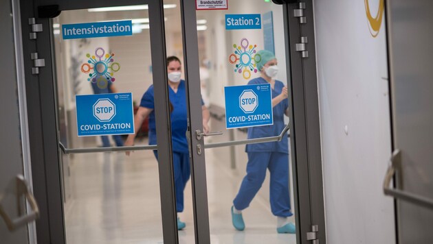 Intensivstation in einem Krankenhaus (Symbolbild) (Bild: APA/Michael Gruber)