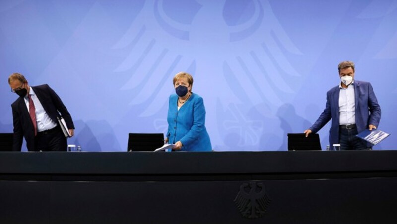 Bundeskanzlerin Angela Merkel, Bayerns Ministerpräsident Markus Söder und der Berliner Bürgermeister Michael Müller bei der Verkündung neuer Maßnahmen Anfang August (Bild: AP)