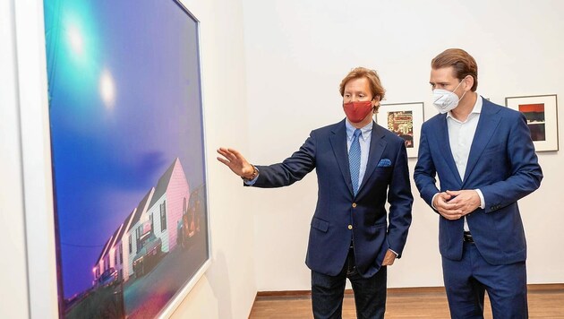 Bundeskanzler Kurz bei der Ausstellungsführung mit Ex-US-Botschafter Traina (Bild: Andreas Tischler / Vienna Press)