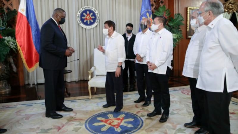 Rodrigo Duterte (2.v.l.) im Malacanan-Palast in Manila (Bild: Robinson Ninal/Malacanang Presidential Photographers Division via AP)