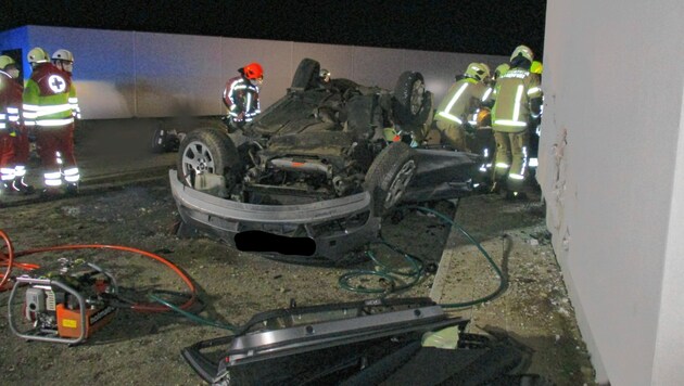 Heute sitzt jener 19-Jährige vor Richter Alfred Pasterk, der den tödlichen Unfall am Klagenfurter Südring verursacht haben soll - weil er angetrunken mit 150 km/h dahingerast sei. (Bild: Berufsfeuerwehr Klagenfurt)