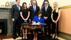 (v.l.) Matt Gloudeman, Katie Hochul, Bill Hochul, Will und Christina Hochul und vorne Kathy Hochul (Bild: AP Photo/Hans Pennink, Pool)