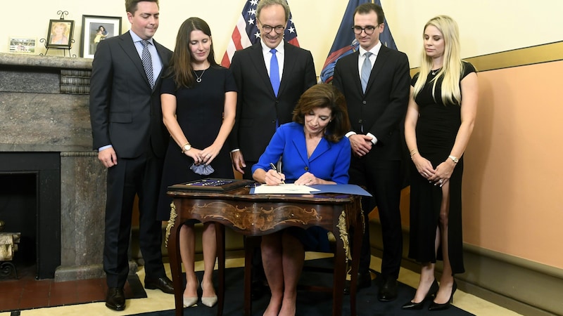 (v.l.) Matt Gloudeman, Katie Hochul, Bill Hochul, Will und Christina Hochul und vorne Kathy Hochul (Bild: AP Photo/Hans Pennink, Pool)