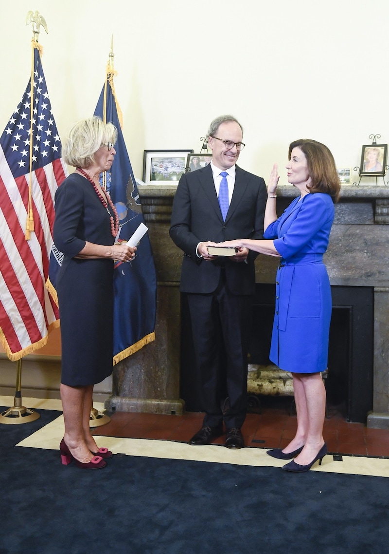 Kathy Hochul (r.) schwört ihren Eid (Bild: POOL / GETTY IMAGES NORTH AMERICA / Getty Images via AFP)