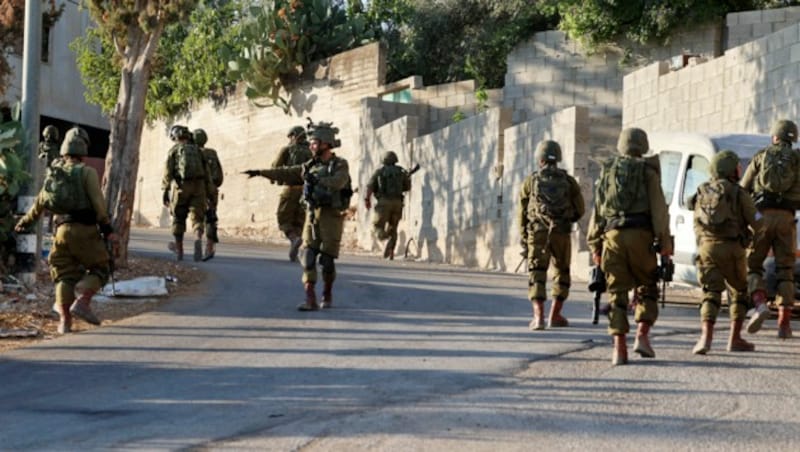 Israelische Soldaten patrouillieren im Zuge einer Razzia im Ort Salem nahe Nablus. (Bild: AFP/Jafaar Ashtiyeh)