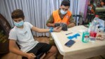 In Israel wird in den Schulen bei Kindern zwischen 3 und 12 Jahren ein Antikörper-Test mittels Fingerstich durchgeführt. (Bild: AP)