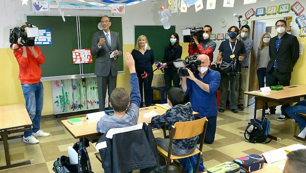 Bildungsminister Faßmann beim Besuch einer Sommerschule (Bild: APA/Herbert Pfarrhofer)