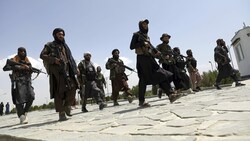 Taliban-Kämpfer auf den Straßen von Kabul (Bild: AP)