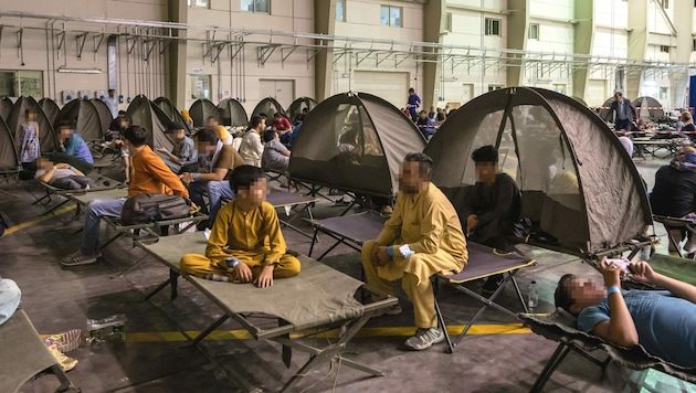 Tausende Afghanen mussten das Land überstürzt verlassen - sie sind nun teilweise in notdürftig eingerichteten Unterkünften untergebracht. (Bild: AFP/ BERTRAND GUAY)