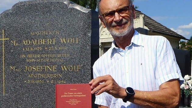Sepp Gmasz mit seinem Werk beim Grab von Adalbert Wolf (Bild: Gmasz)