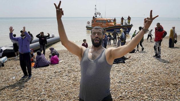 Migranten, die die Überfahrt über den Ärmelkanal nach Großbritannien geschafft haben. (Bild: AP)