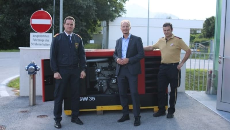 Vize-BM Johannes Anzengruber (Mitte) mit Branddirektor Helmut Hager (Berufsfeuerwehr Innsbruck, links) und Kommandant Harald Prader von der FF Wilten vor einem Generator. (Bild: Wex)