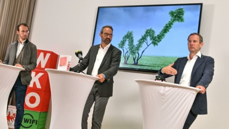 Hermann Sammer, Nachhaltigkeitssprecher Tourismus, WK-Präsident Christoph Walser und Stellvertreter Manfred Pletzer (v. li.). (Bild: LIEBL Daniel | zeitungsfoto.at)