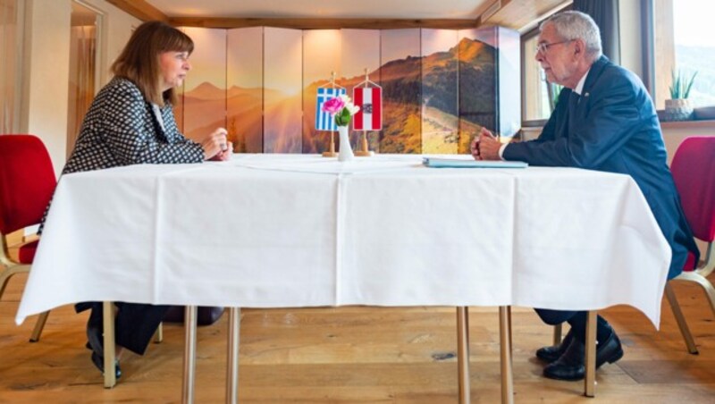 Die griechische Präsidentin Katerina Sakellaropoulou und Bundespräsident Alexander Van der Bellen beim Forum Alpbach. (Bild: APA/BUNDESHEER/CARINA KARLOVITS)