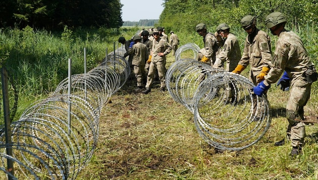 Litauische Soldaten haben begonnen, den 500 Kilometer langen Grenzzaun aufzubauen. (Bild: REUTERS)