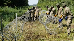 Litauische Soldaten haben begonnen, den 500 Kilometer langen Grenzzaun aufzubauen. (Bild: REUTERS)