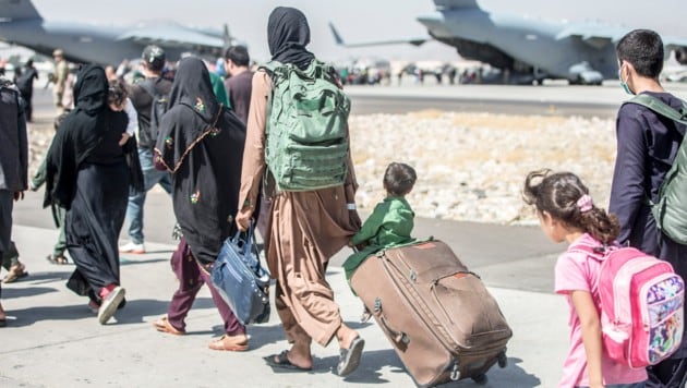 Σε αυτό το φυλλάδιο που προσφέρθηκε από το Σώμα Πεζοναυτών των ΗΠΑ, ένα παιδί (Γ) κοιτάζει το αεροσκάφος καθώς περπατά προς την πτήση του κατά τη διάρκεια εκκένωσης στο Διεθνές Αεροδρόμιο Hamid Karzai, Καμπούλ, Αφγανιστάν, στις 24 Αυγούστου 2021. - Αμερικανοί στρατιώτες βοηθούν το Υπουργείο Εξωτερικών με μια τακτική απομάκρυνση του διορισμένου προσωπικού στο Αφγανιστάν.  (Φωτογραφία από τον Samuel RUIZ / US MARINE CORPS / AFP) / ΠΕΡΙΟΡΙΣΜΕΝΟ ΣΕ ΕΚΔΟΤΙΚΗ ΧΡΗΣΗ - ΥΠΟΧΡΕΩΤΙΚΗ ΠΙΣΤΩΣΗ "AFP PHOTO / SAMUEL RUIZ / US MARINE CORPS / HANDOUT" - ΧΩΡΙΣ ΜΑΡΚΕΤΙΝΓΚ - ΟΧΙ ΔΙΑΦΗΜΙΣΤΙΚΕΣ ΚΑΜΠΙΕΣ - ΔΙΑΝΟΜΗ AFP)