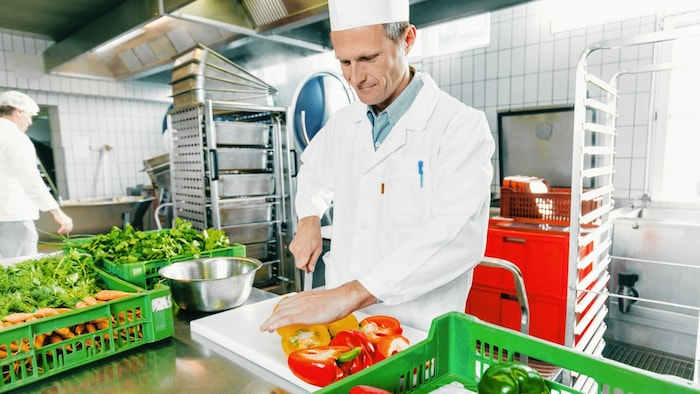 Aus der Hand von Franz Gerngroß und seinem Team kommen täglich 9000 Mittagsmahle.