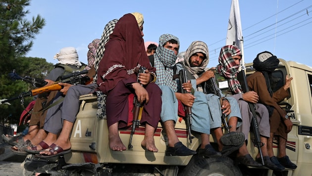 Taliban-Kämpfer bei einer Patrouille durch Kabul. Auch vor der Ermordung von kleinen Kindern sollen die Terroristen nicht zurückschrecken. (Bild: AFP)