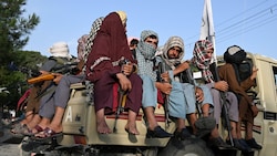 Taliban-Kämpfer bei einer Patrouille durch Kabul. Auch vor der Ermordung von kleinen Kindern sollen die Terroristen nicht zurückschrecken. (Bild: AFP)