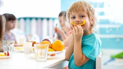 Immer weniger benachteiligte Kinder bekommen ein warmes Essen auf Kosten der Stadt. (Bild: stock.adobe.com)