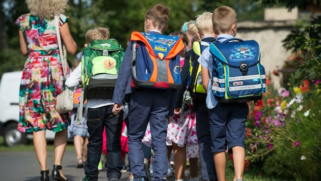 The route to school presents opportunities and dangers, drivers must be considerate (Bild: dpa-Zentralbild/Patrick Pleul)