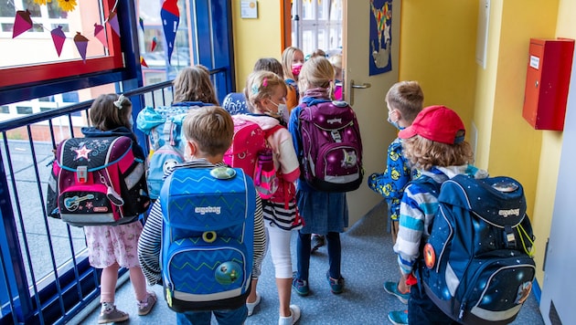 Im Burgenland sind heuer mehr als doppelt so viele Kinder vom öffentlichen Unterricht abgemeldet. Einige haben ihre Entscheidung bereits rückgängig gemacht. (Bild: APA/dpa-Zentralbild/Jens Bttner)
