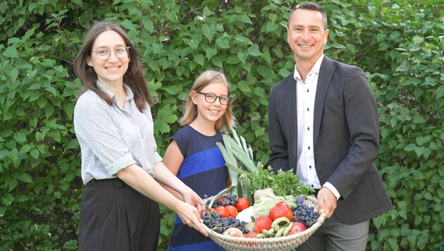 „Bio-Essen für alle“, fordern die Abgeordnete Julia Herr, Schülerin Ella Felder und Klubobmann Robert Hergovich. (Bild: SPÖ Burgenland)