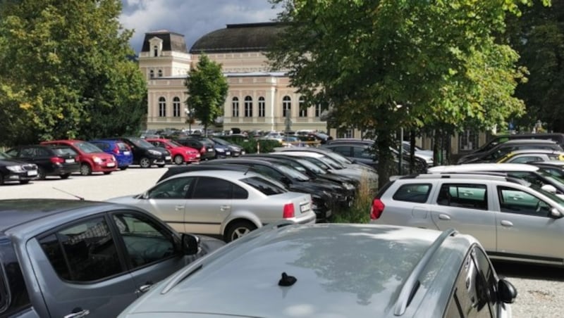 Am Parkplatz hinter dem Kongresshaus in Bad Ischl wird das Hotel gebaut. (Bild: Barbara Kneidinger)