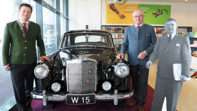 Paul Nemecek (li.) und Stephan Pernkopf bei Figls Limousine im Museum (Bild: Gabriele Moser)