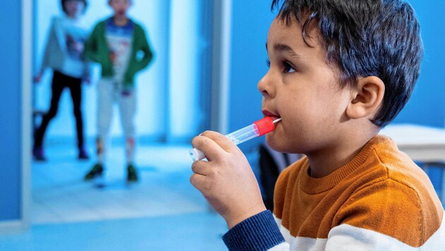 Lollipop-Tests sind einfach durchzuführen und daher besonders für Kinder geeignet - die Genauigkeit ist aber umstritten (Bild: AFP or licensors)