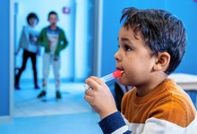 Lollipop-Tests sind einfach durchzuführen und daher besonders für Kinder geeignet - die Genauigkeit ist aber umstritten (Bild: AFP or licensors)