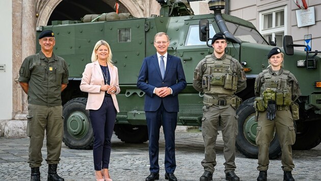 Dieter Muhr, Militärkommandant OÖ; BM Tanner; LH Stelzer; Korporal K.; Wachtmeisterin S. vor einem „AC-Dingo“ beim Landhaus in Linz. (Bild: Alexander Schwarzl)