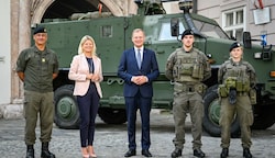 Dieter Muhr, Militärkommandant OÖ; BM Tanner; LH Stelzer; Korporal K.; Wachtmeisterin S. vor einem „AC-Dingo“ beim Landhaus in Linz. (Bild: Alexander Schwarzl)