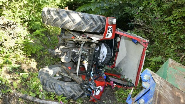 Der Traktor blieb total beschädigt in einer Mulde liegen. (Bild: ZOOM.TIROL)