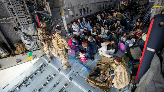 Die deutsche Bundeswehr will ihre Evakuierungsflüge, hier eine Aufnahme vom 17. August, bereits am Donnerstag einstellen. (Bild: AFP)