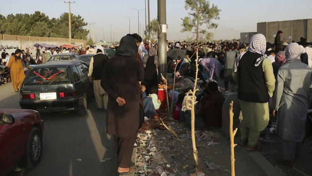 Noch immer harren zahlreiche Menschen am Flughafen von Kabul aus, um vielleicht doch noch auf einen Evakuierungsflug zu kommen. (Bild: AP)