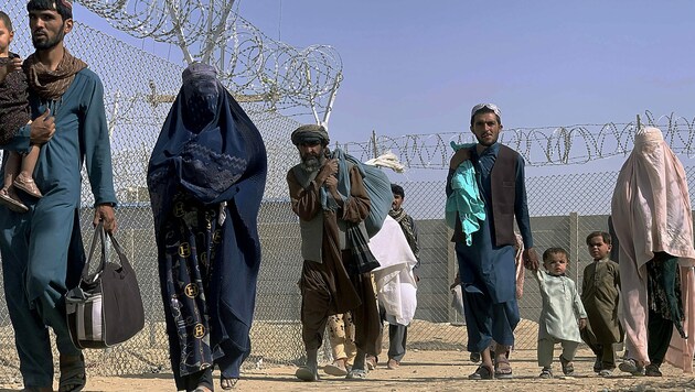 Diese Afghanen haben es über die Grenze nach Pakistan geschafft. (Bild: AP)
